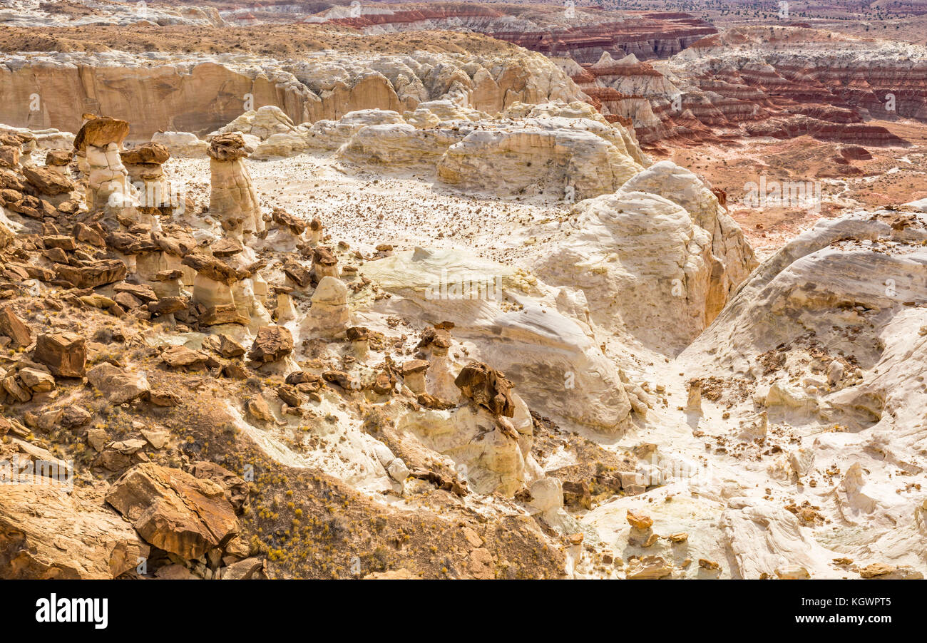 Marron, blanc et rouge des couches de entrada sandstone mélanger et créer à l'rimrocks hoodoos étrange Domaine de Grand Staircase Escalante National Monument, u Banque D'Images