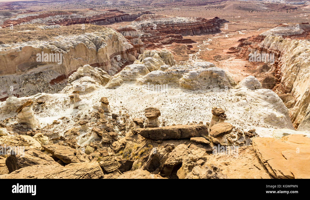 Marron, blanc et rouge des couches de entrada sandstone mélanger et créer à l'rimrocks hoodoos strage Domaine de Grand Staircase Escalante National Monument, ut Banque D'Images