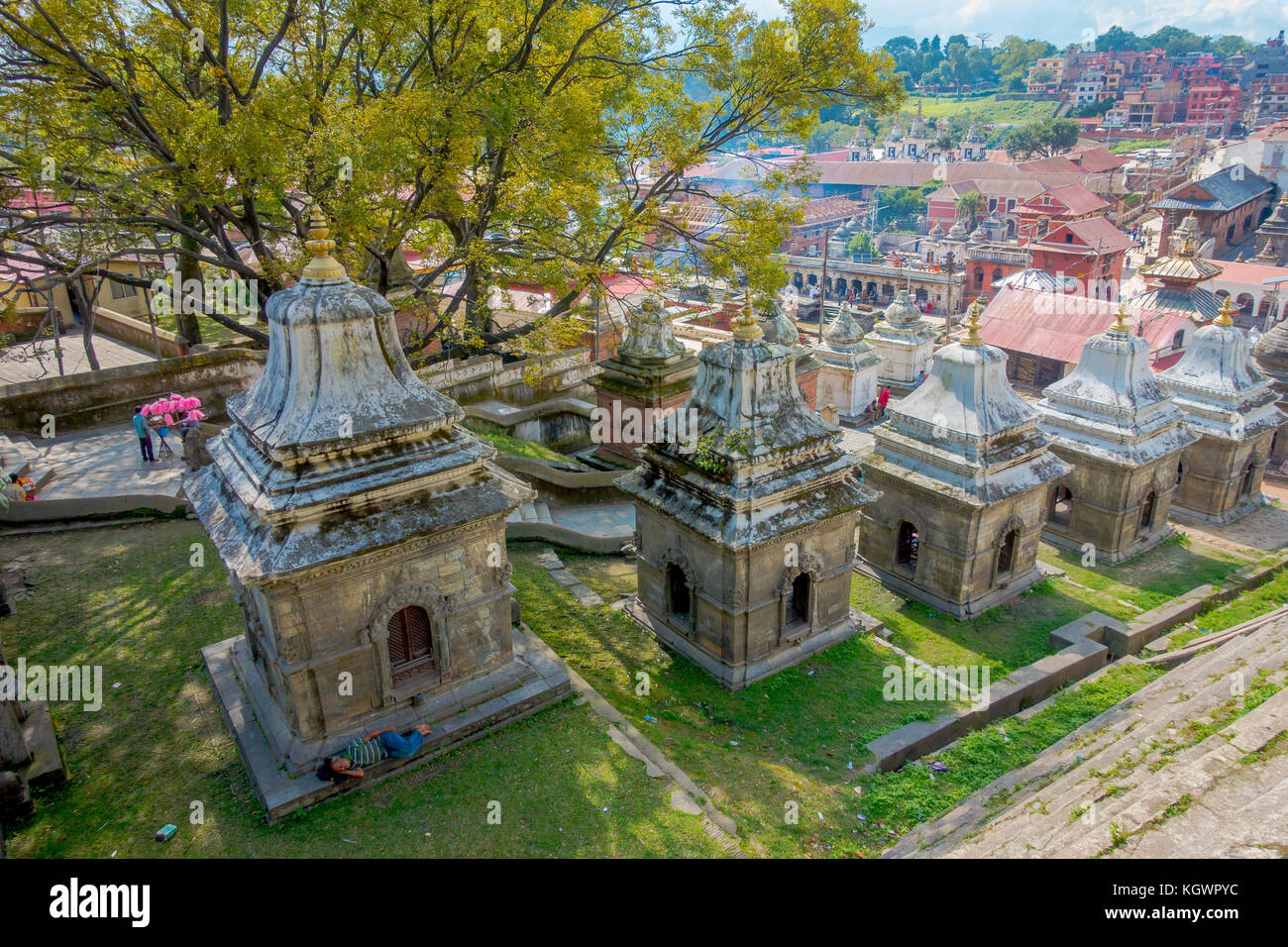 Katmandou, Népal, 15 octobre 2017 : Vue aérienne du complexe du temple de Pashupatinath crématoire-. églises chapelles consacrées à vishnu Banque D'Images