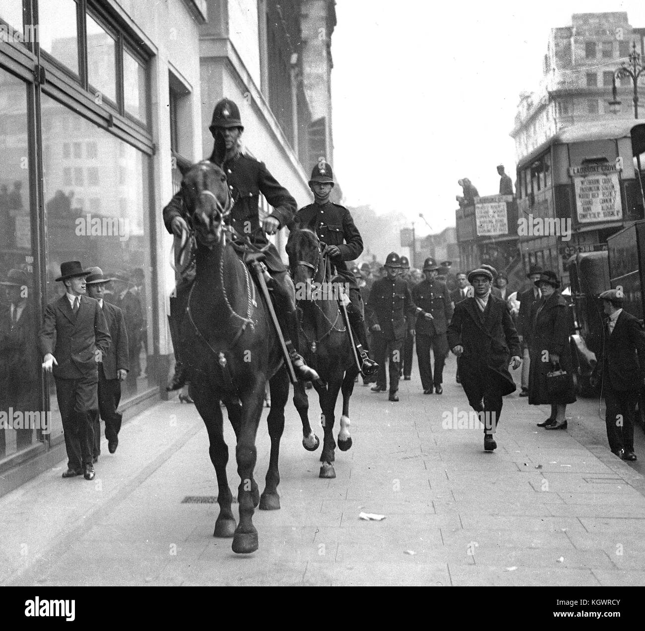 Les agents de police à cheval sur la chaussée pendant les chômeurs d'émeutes à Londres pendant la crise de septembre 1931 Banque D'Images