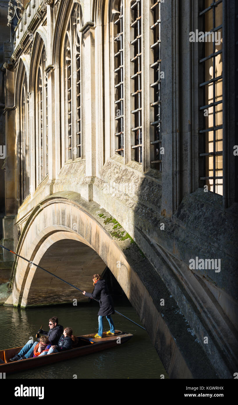 Barques sous le Pont des Soupirs à St John's College, Université de Cambridge, Angleterre. UK Banque D'Images