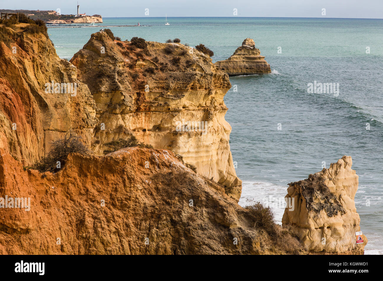 Ponte da Piedade' dans les falaises à Lagos parc national. un très célèbre des formations rocheuses avec des grottes. Banque D'Images