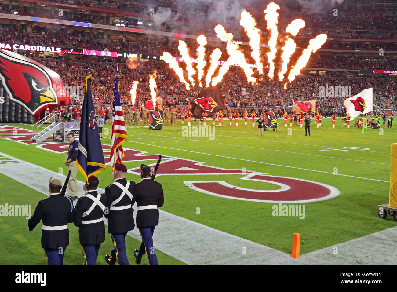 L'US Army Special Operations Command color guard prend le domaine à l'Université de Phoenix Stadium avant le jeudi soir de la NFL football, Ariz. Banque D'Images