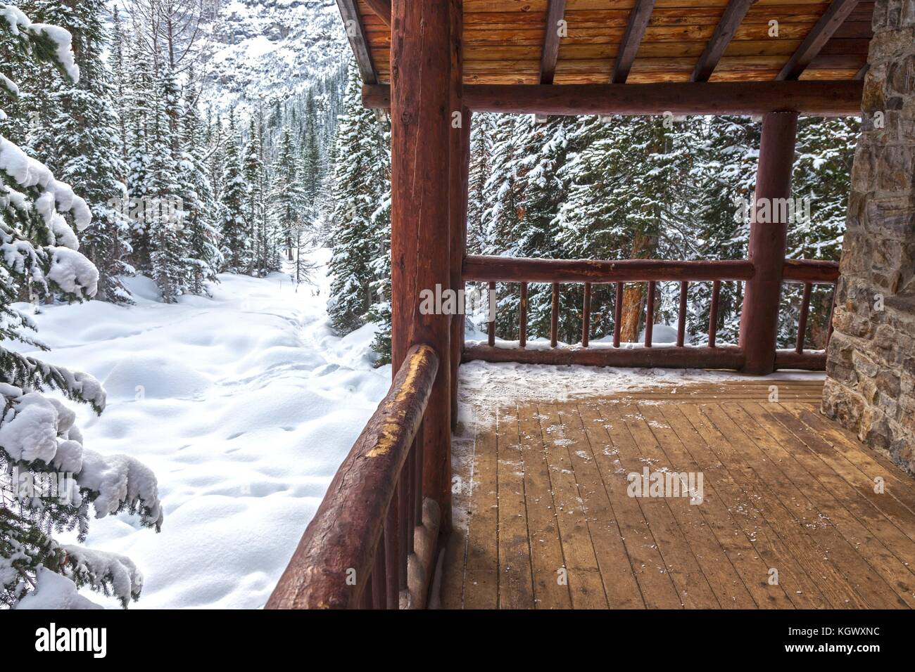 Rustique Vintage Alpine Teahouse Old Log Cabin Porch en bois véranda, paysage de fond de forêt de neige, parc national Banff Canada montagnes Rocheuses hiver Banque D'Images