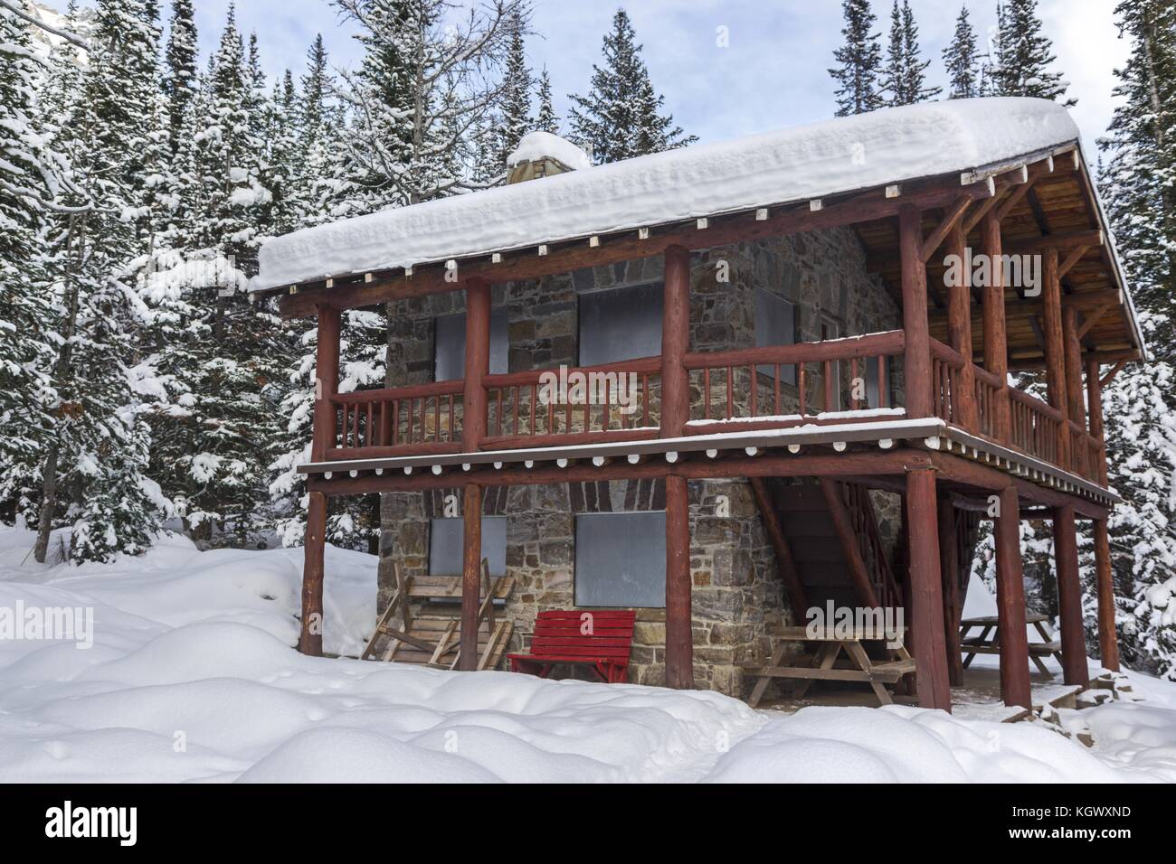 Rustique Vintage Alpine Teahouse Old Wood Log Cabin Hut extérieur. Forêt enneigée arrière-plan Paysage d'hiver Parc national Banff Canada montagnes Rocheuses Banque D'Images