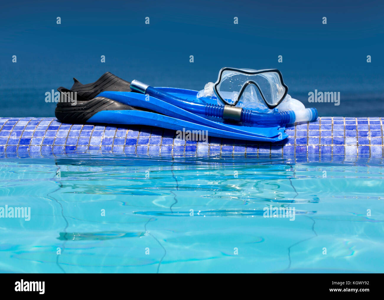 Masque de plongée avec palmes piscine bleu sur l'arrière-plan Banque D'Images