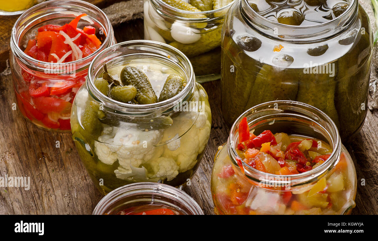 Conserves de légumes sur un fond rustique foncé. Banque D'Images