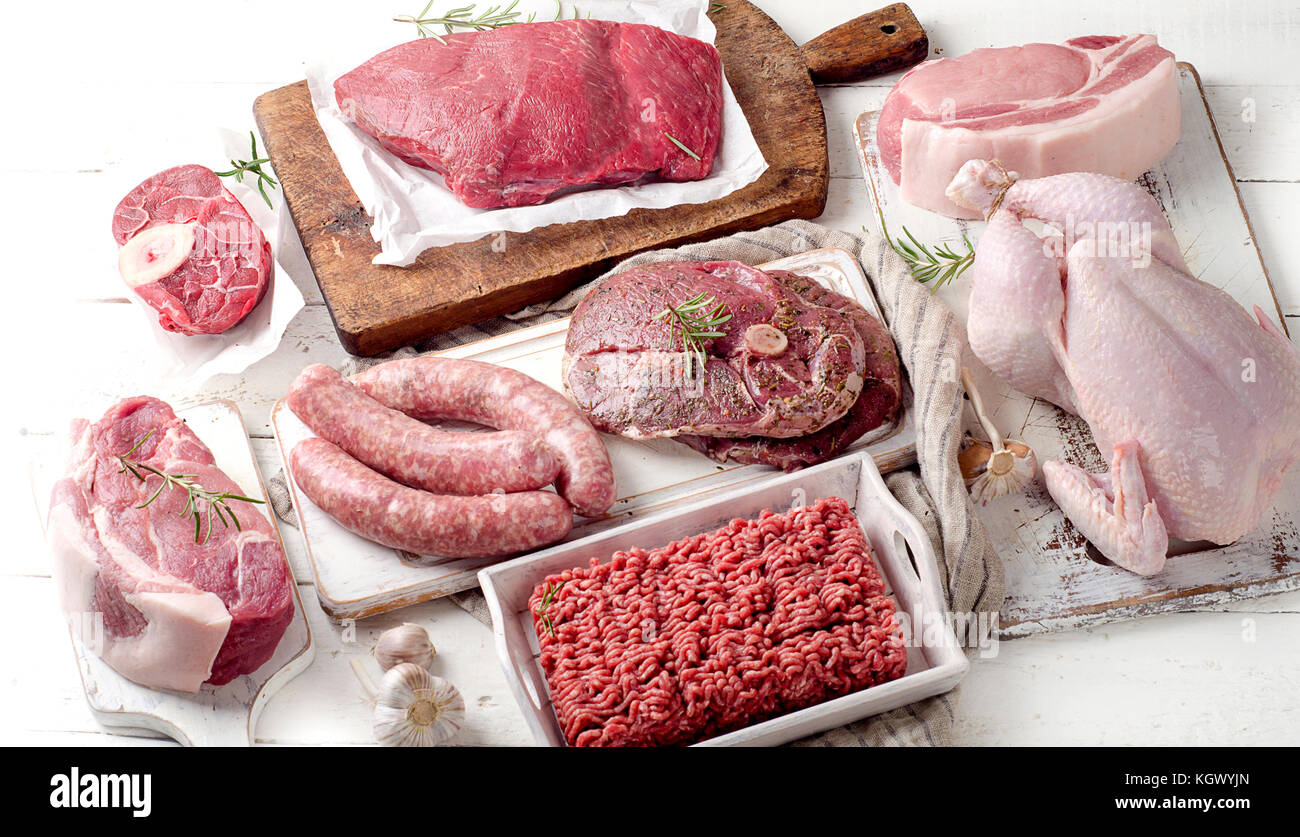 Variété de viande sur la table en bois. La nourriture riche en protéines. Banque D'Images