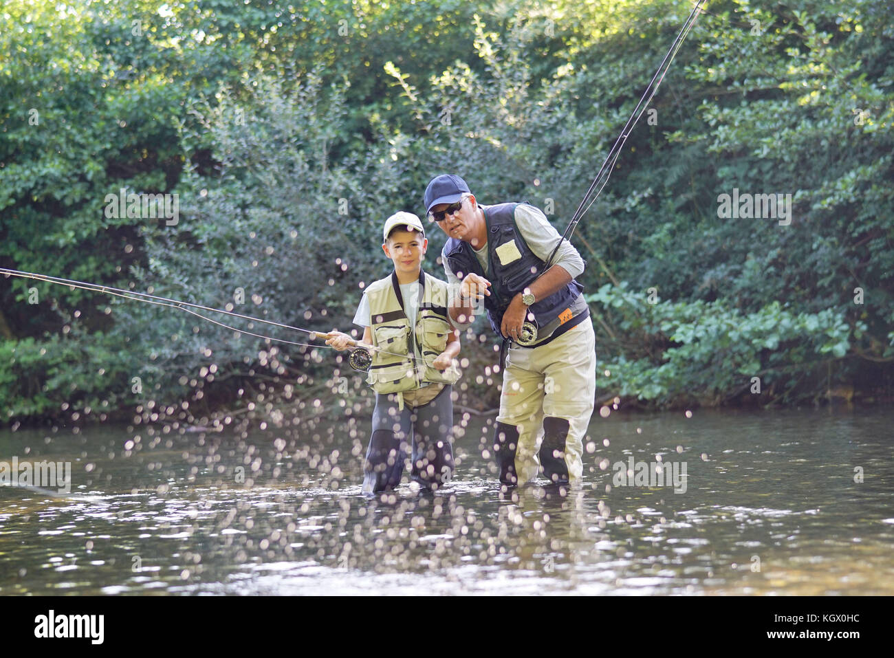L'enseignement du père fils comment voler-pêche en rivière Banque D'Images