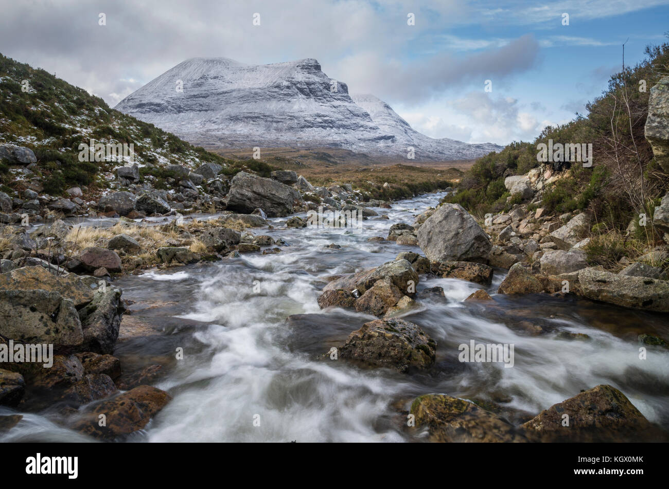 Paysage d'hiver dans des cours d'Assynt avec en toile de fond la montagne quinag couvertes de neige, Sutherland, highlands, Scotland, UK Banque D'Images