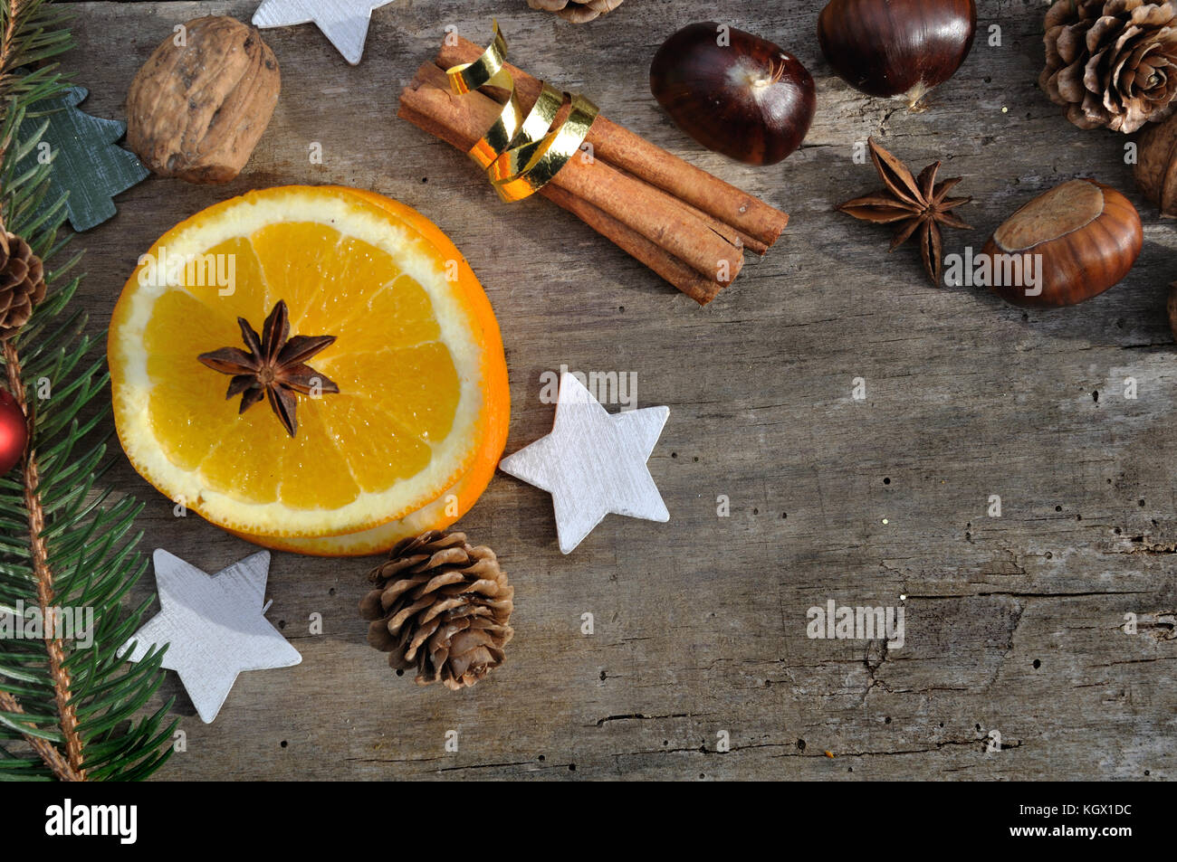 Tranche d'orange, cannelle et anis en décoration de Noël Banque D'Images