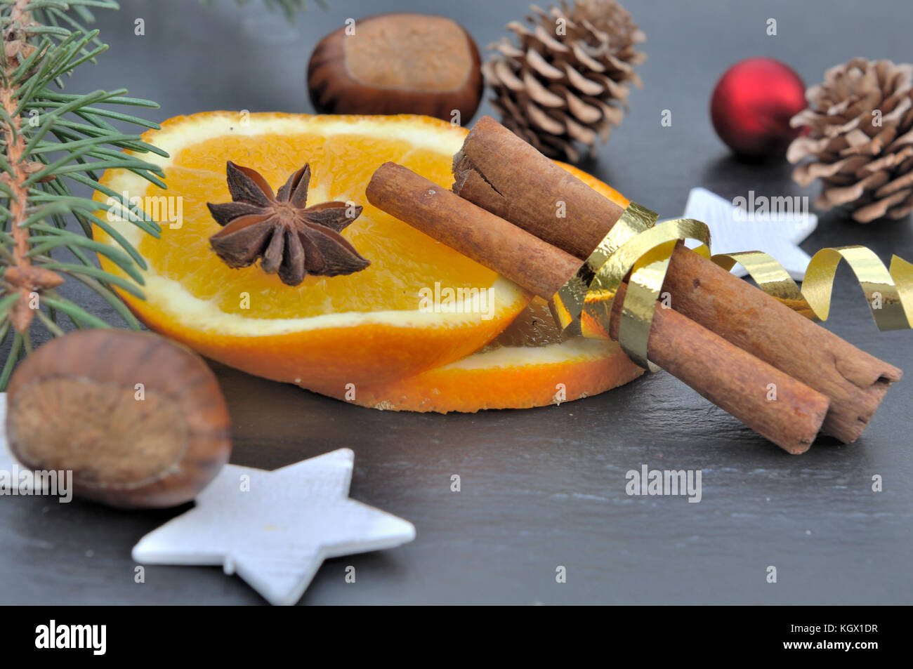 Bâton de cannelle en ruban doré sur tranche d'orange Banque D'Images