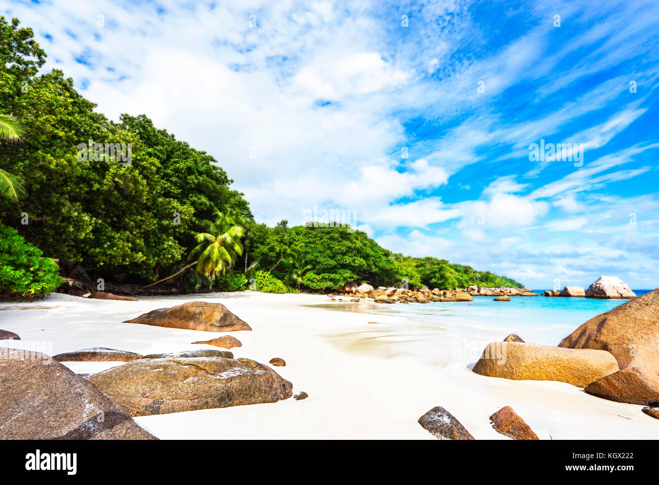 L'eau turquoise, rochers de granit et de palmiers dans le sable blanc sur la plage de Paradise sur l'anse lazio aux Seychelles Banque D'Images