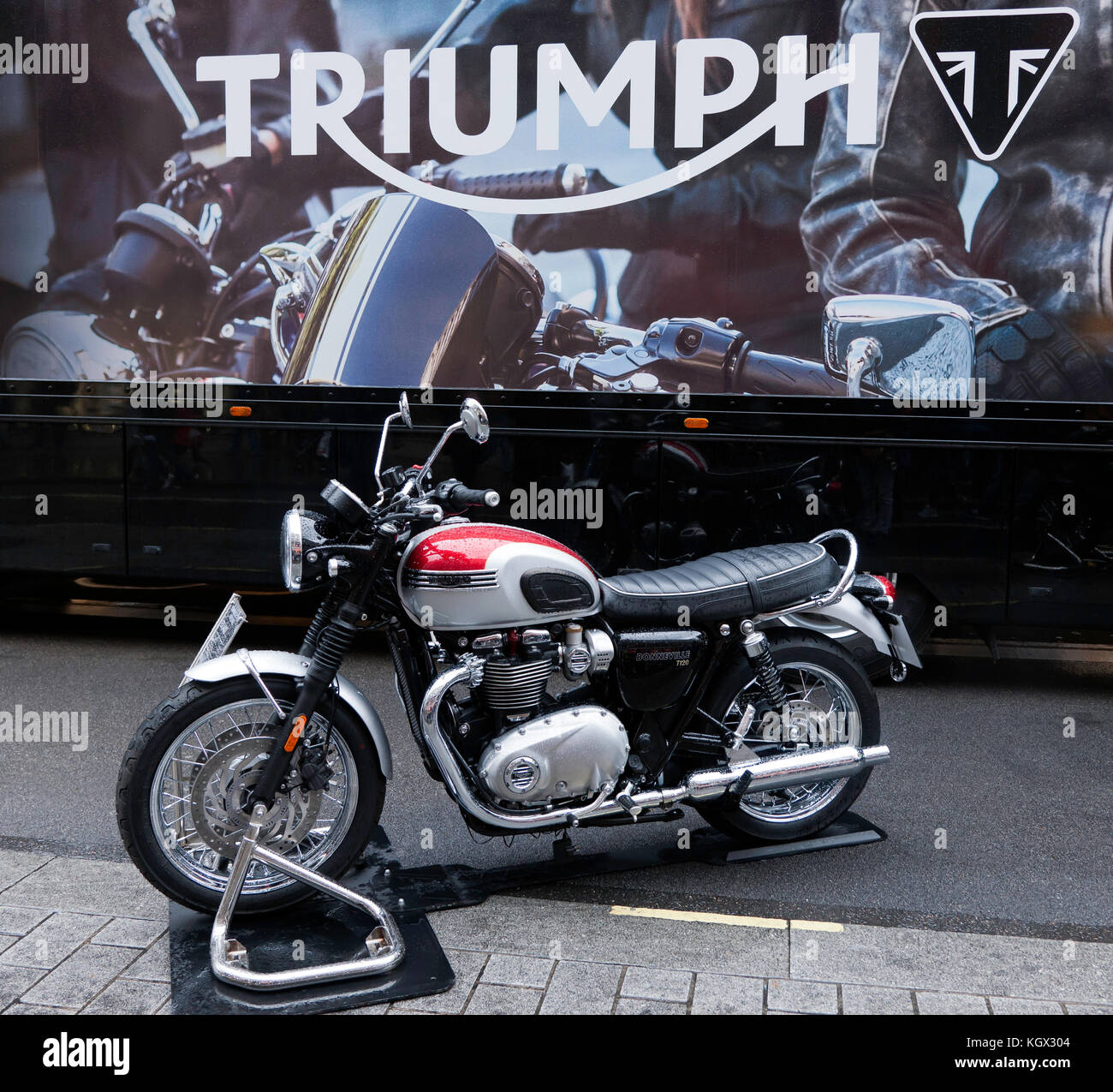 Une Triumph BONNEVILLE tr120, en exposition statique au Regents Street Motor Show 2017 Banque D'Images