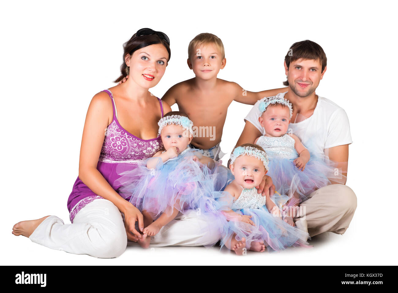 Grande famille - mère, père, fille et fils de triplés. Banque D'Images
