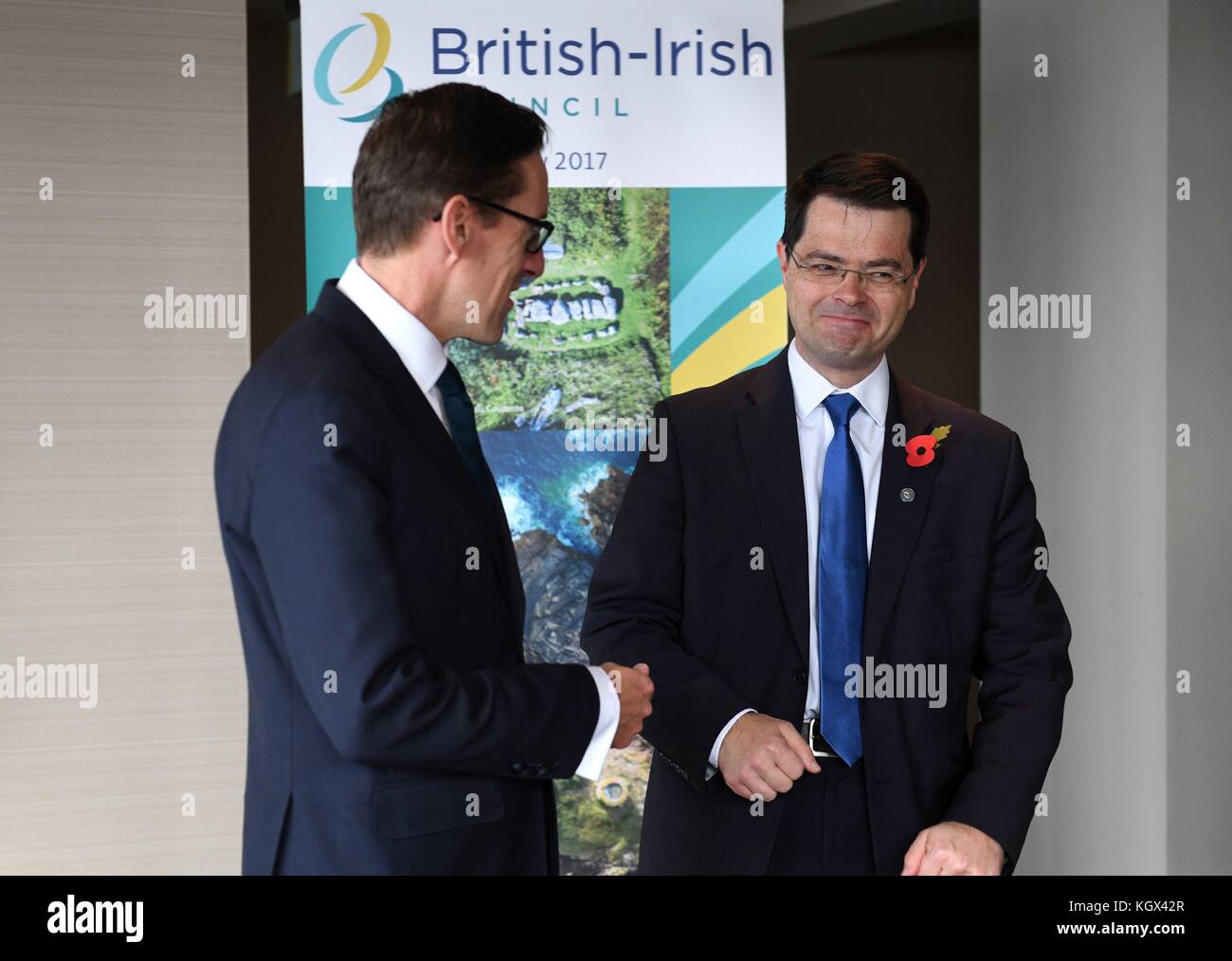 Le secrétaire d'État à l'Irlande du Nord, James Brokenshire (à droite), est accueilli par le ministre en chef de Jersey Ian Gorst, avant une réunion du British Irish Council à l'hôtel l'Horizon de Jersey. Banque D'Images