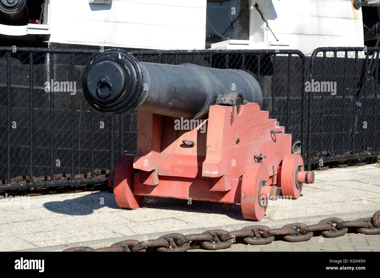 Sur une base de bois des canons du Dom Fernando 11 e Gloria à thème maritime Museum Port de Cacilhas Lisbonne Portugal Banque D'Images