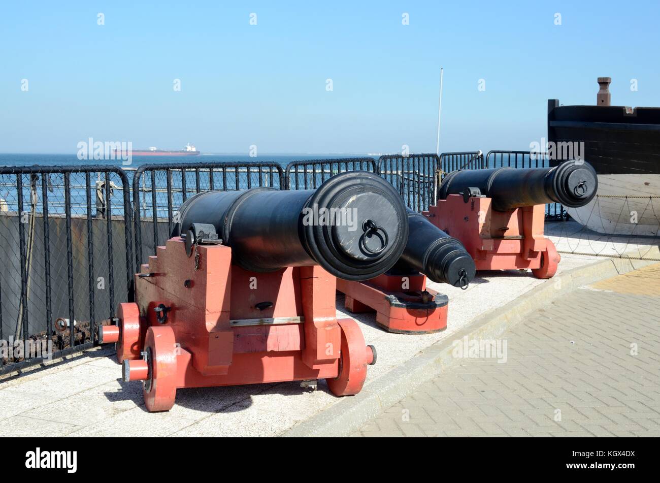 Sur une base de bois des canons du Dom Fernando 11 e Gloria à thème maritime Museum Port de Cacilhas Lisbonne Portugal Banque D'Images