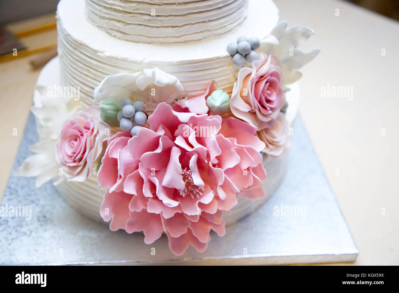 Photo En Gros De Sucre Blanc Arbre Recouvert De Gateau De Mariage En Couches Avec L Accent Sur Les Fleurs Comestibles Decoratifs Roses Massepain Place Sur Le Cote D Un Cake Photo Stock