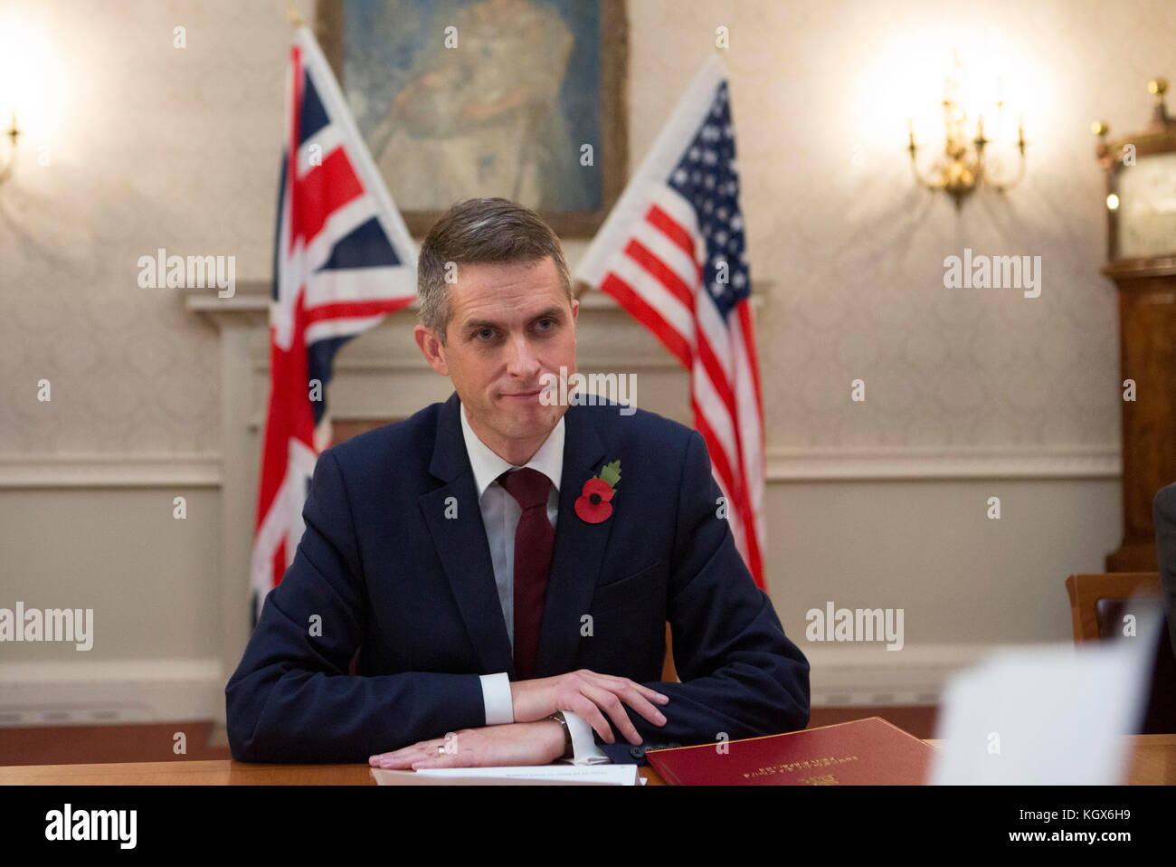 Le secrétaire à la Défense Gavin Williamson lors d'une réunion bilatérale avec le secrétaire à la Défense américain James Mattis au ministère de la Défense à Londres, à la suite des pourparlers de l'OTAN et contre-Daesh à Bruxelles. Banque D'Images