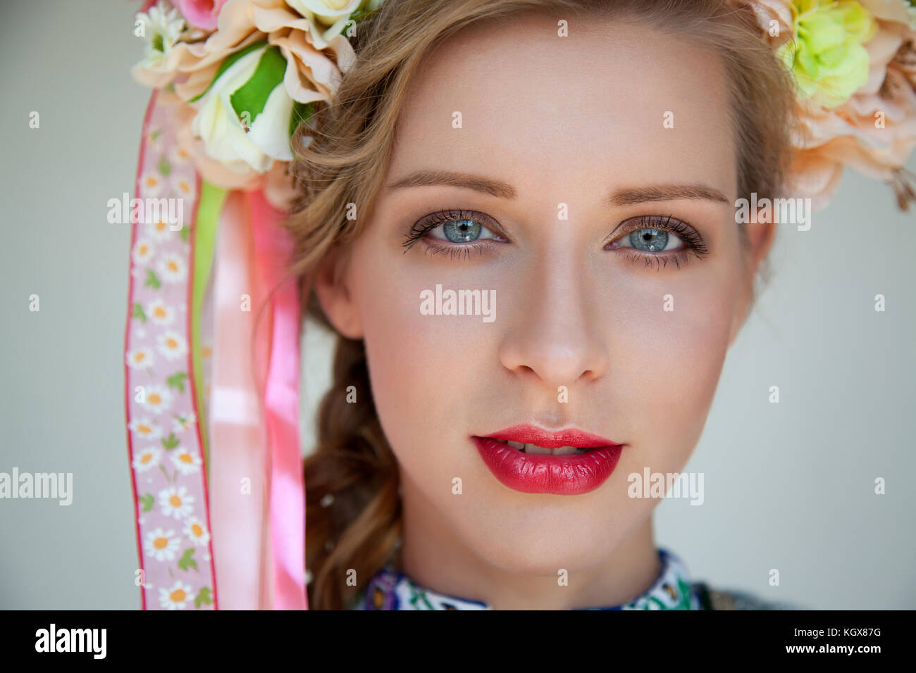 Close-up portrait of young woman wearing robe folk traditionnel slovaque et de fleurs et ruban casque Banque D'Images