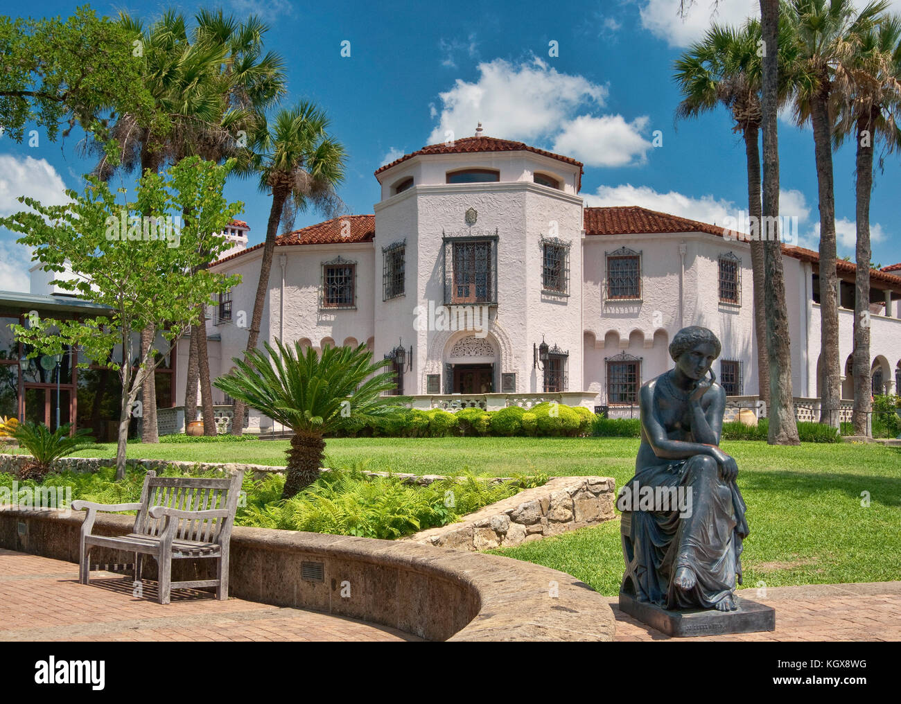 Sculpture de jardin en fer de 19th siècles moulée par J. J. Ducel et fils, à Paris, en France, devant le Musée d'art McNay à San Antonio, Texas, États-Unis Banque D'Images