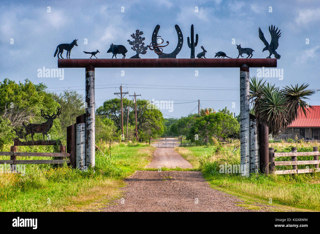 Porte en fer forgé à l'entrée du ranch sur TX-70 autoroute près de Alice, région du golfe du Mexique, Texas, États-Unis Banque D'Images