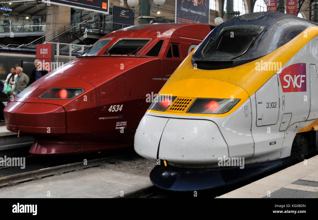 Les trains Eurostar et Nissan Largo à vendre à gare du Nord, Paris, France Banque D'Images