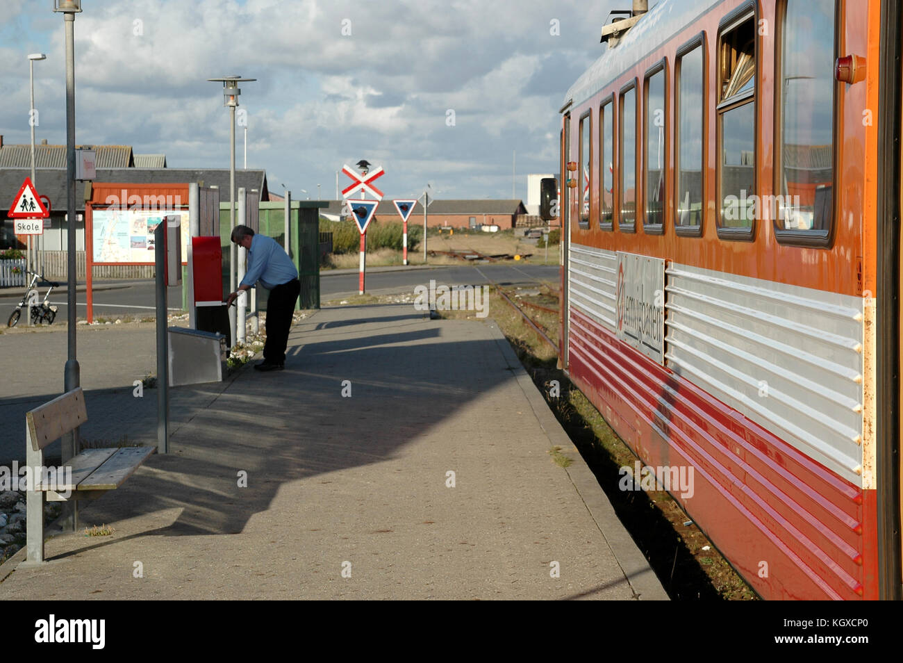 Thybore, Danemark - 26 août 2005 : le maître de train vide la boîte aux lettres à Thyboroen avant le départ. Banque D'Images