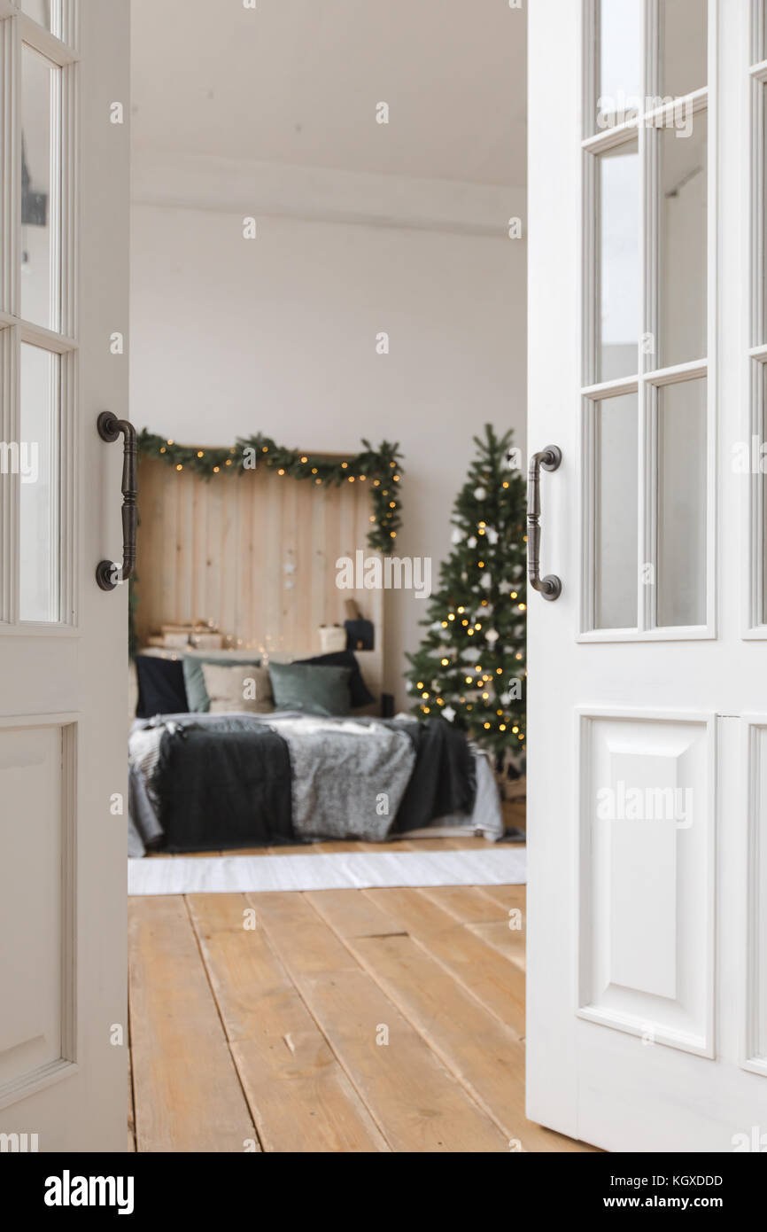 Belle chambre à coucher de l'intérieur de la porte ouverte de Noël Banque D'Images