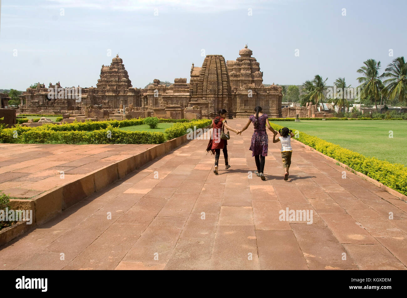 Trois filles rubrique à visiter des temples à pattadakal, district bagalkot, Karnataka, Inde, Asie Banque D'Images