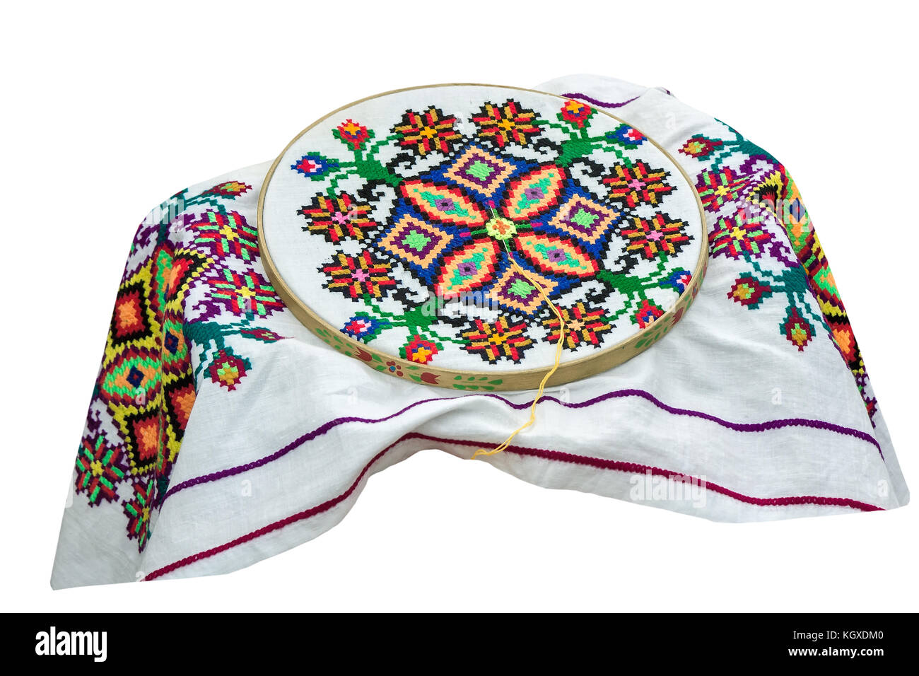 Belle jeune fille en costume national tenant une nappe longueur genou à broder avec une aiguille et du fil. Banque D'Images Belle jeune fille en costume national tenant une nappe longueur genou à broder avec une aiguille et du fil. Banque D'Images