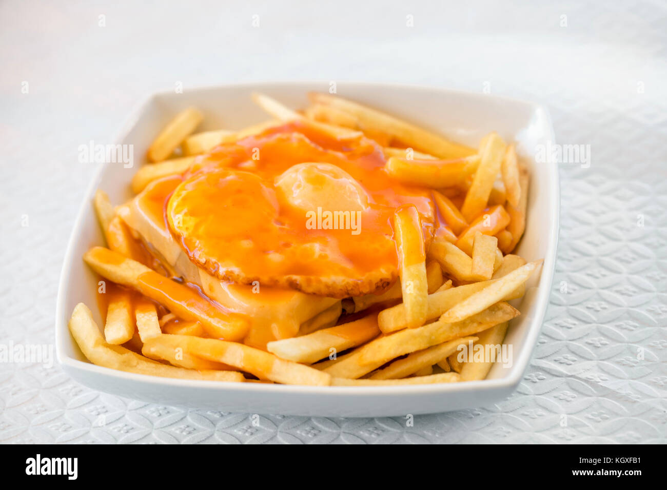 Francesinha - un sandwich portugais servis avec frites, originaire de Porto, Portugal Banque D'Images