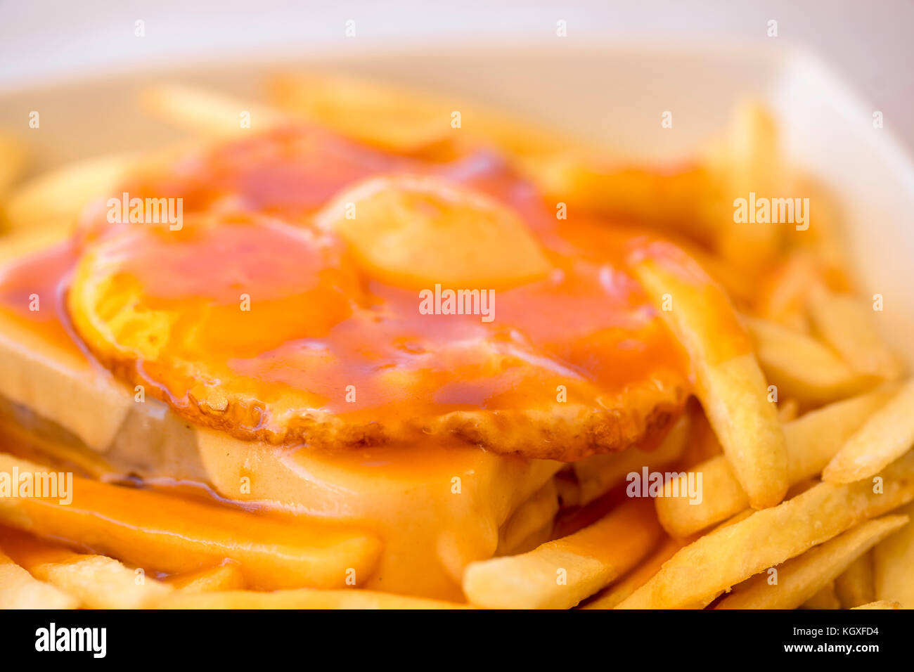 Francesinha - un sandwich portugais servis avec frites, originaire de Porto, Portugal Banque D'Images