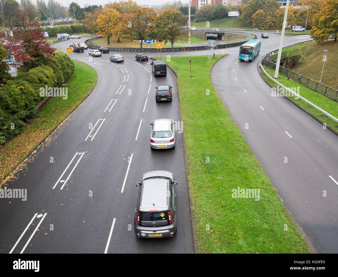 Une route à deux voies, avec des voitures et conduite à elle sur un jour de l'automne gris Stevenage Hertfordshire UK Banque D'Images