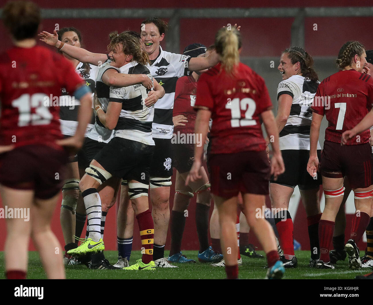 Les femmes barbares célèbrent un essai de pénalité pendant le match amical au Thomond Park Stadium, Limerick. Banque D'Images