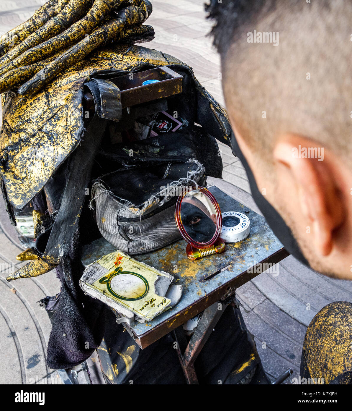Artiste de rue en mettant sur le maquillage noir, Las Ramblas, Barcelone, Espagne. Banque D'Images