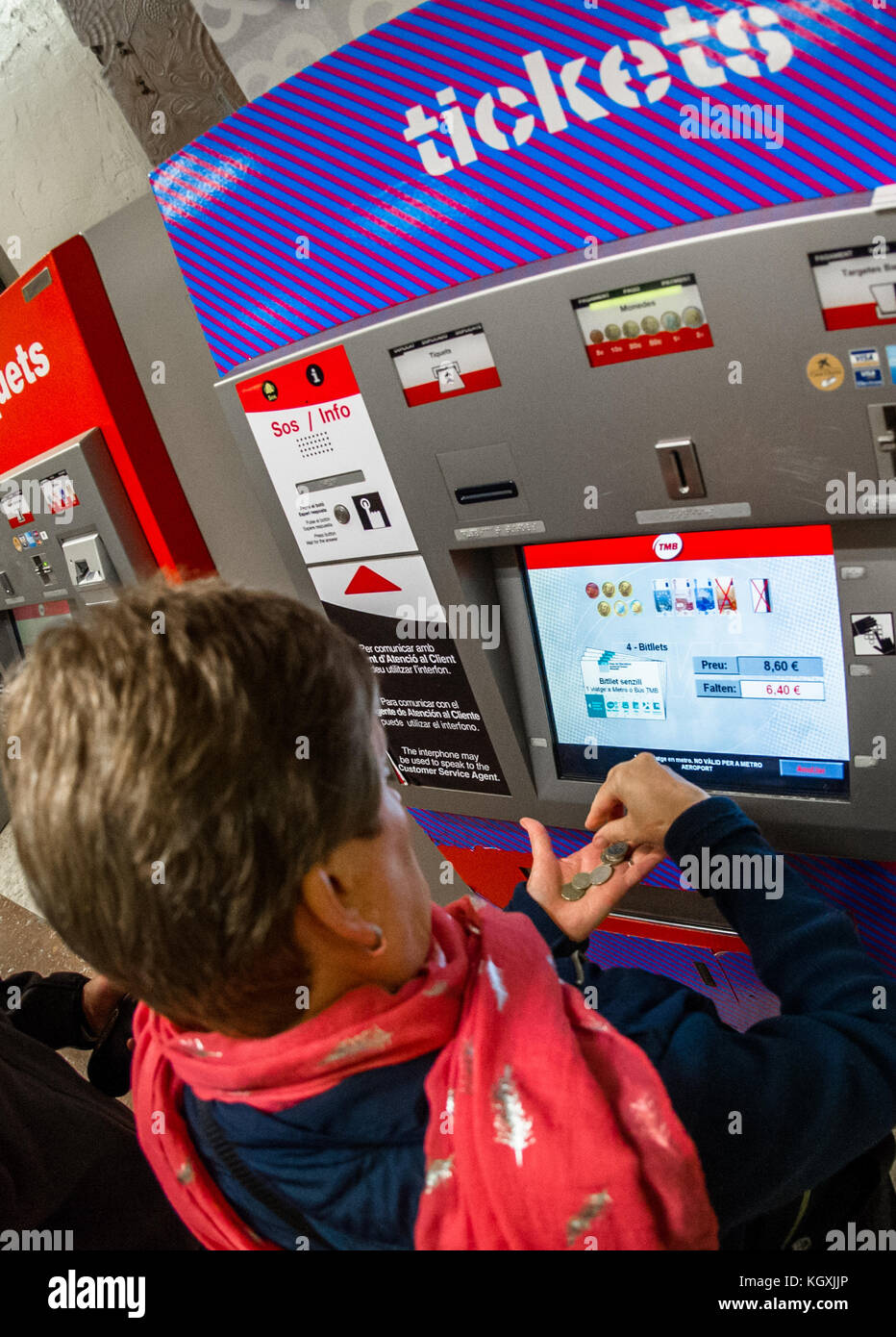 Acheter des billets pour les femmes le métro de Barcelone à partir d'une machine. Banque D'Images
