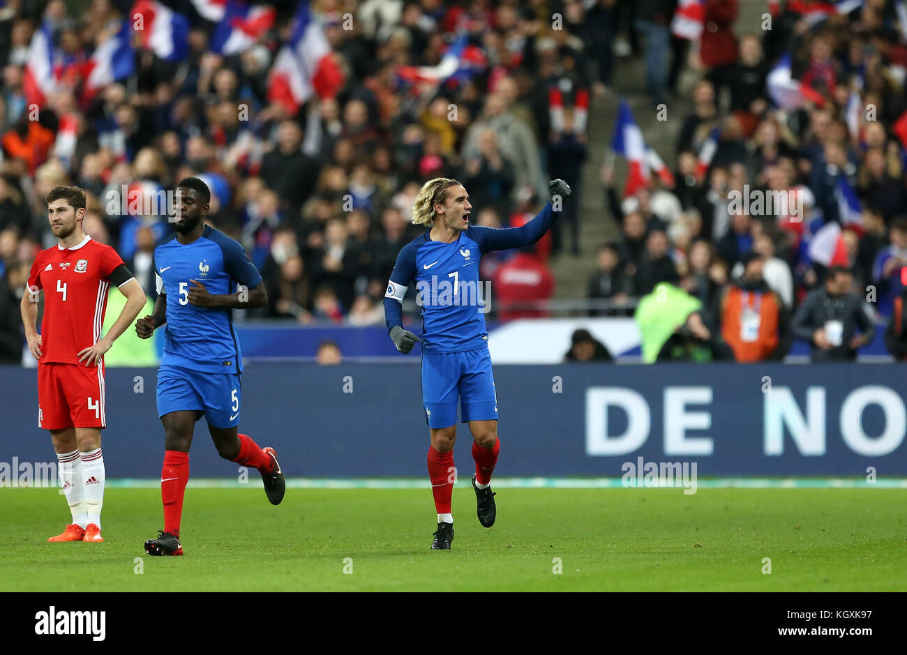 Antoine Griezmann (au centre) célèbre le premier but de sa partie lors du match International friendly au Stade de France à Paris. Banque D'Images