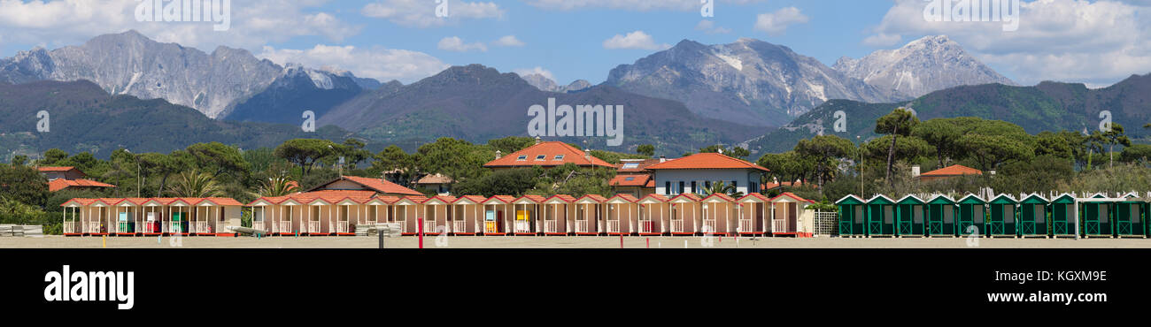 Vue panoramique de la plage de Forte dei Marmi chalet Alpes Apuanes montagne en arrière-plan Banque D'Images