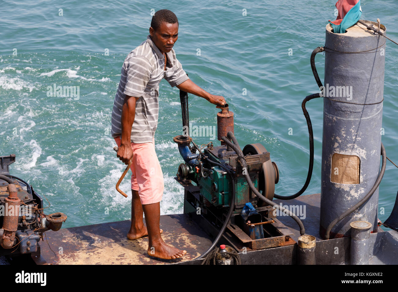 Nosy Be, Madagascar - Novembre 3,2016 homme malgache gère le navire au port de Nosy Be, Madagascar touristiques les plus grands et les plus achalandés du resort. Nosy Be, mada Banque D'Images