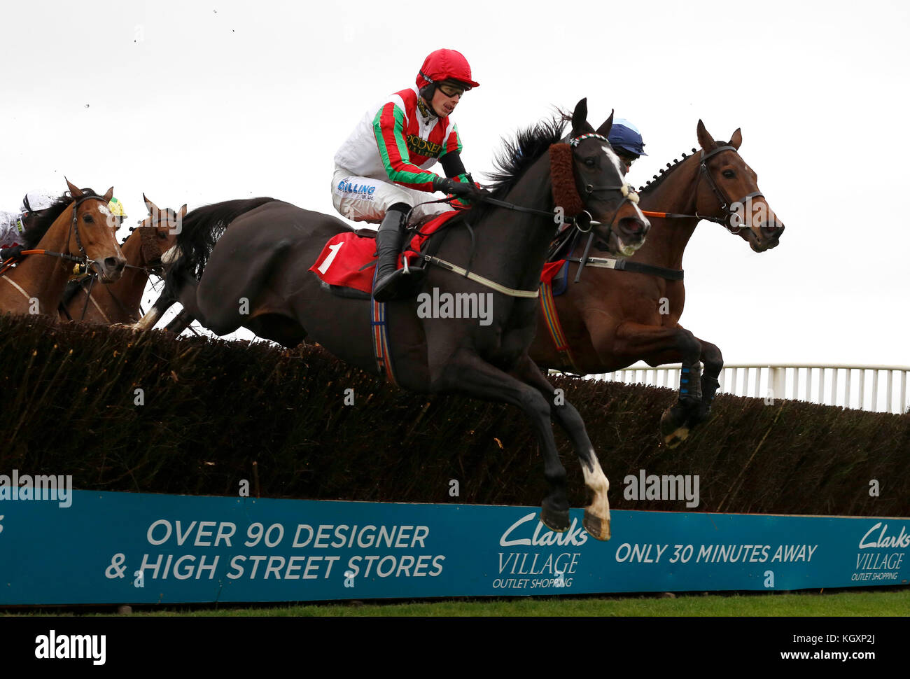 James Bowen et jouer l'As effacez la dernière clôture avant de continuer à gagner le Banz Carewear pour enfants Conditional Jockey's Handicap Steeple Chase course pendant la journée de Badger Chase à l'hippodrome de Wincanton. Banque D'Images