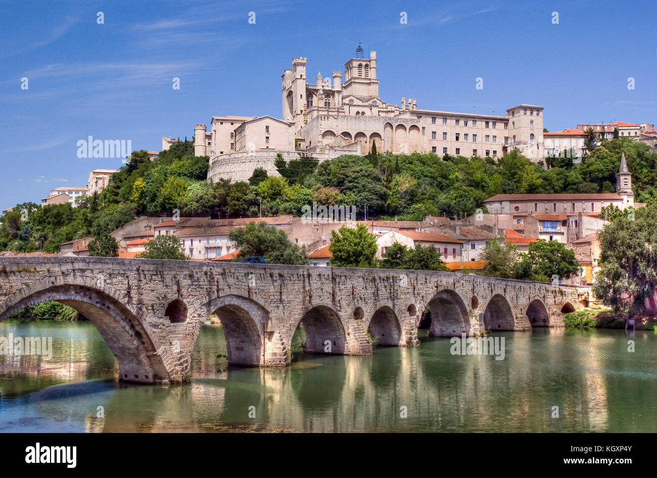 Languedoc en France : le Pont Vieux et la Cathédrale Saint-Nazaire à Béziers Banque D'Images