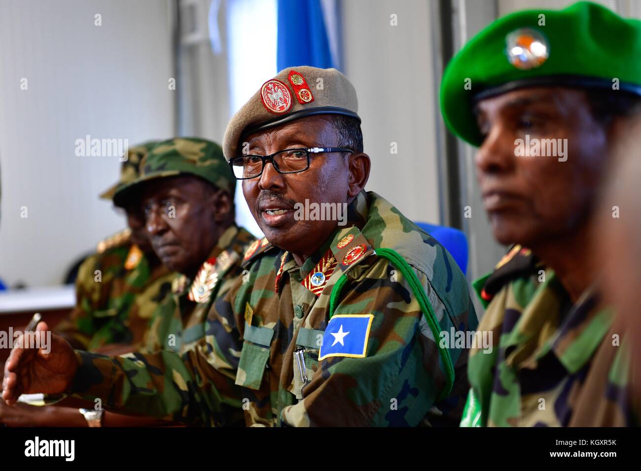 Le chef des forces de défense somalien abdiweli jama gorod parle lors d'une rencontre à l'Union africaine en Somalie (Amisom) force le 23 octobre 2017 à Mogadiscio, en Somalie. (Photo par ilyas ahmed par planetpix) Banque D'Images
