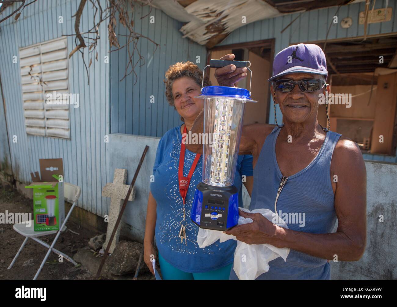 L'organisation à but non lucratif Peces fournit des lanternes solaires aux résidents portoricains lors des opérations de secours après l'ouragan Maria le 1er novembre 2017 à Humacao, Porto Rico. Banque D'Images