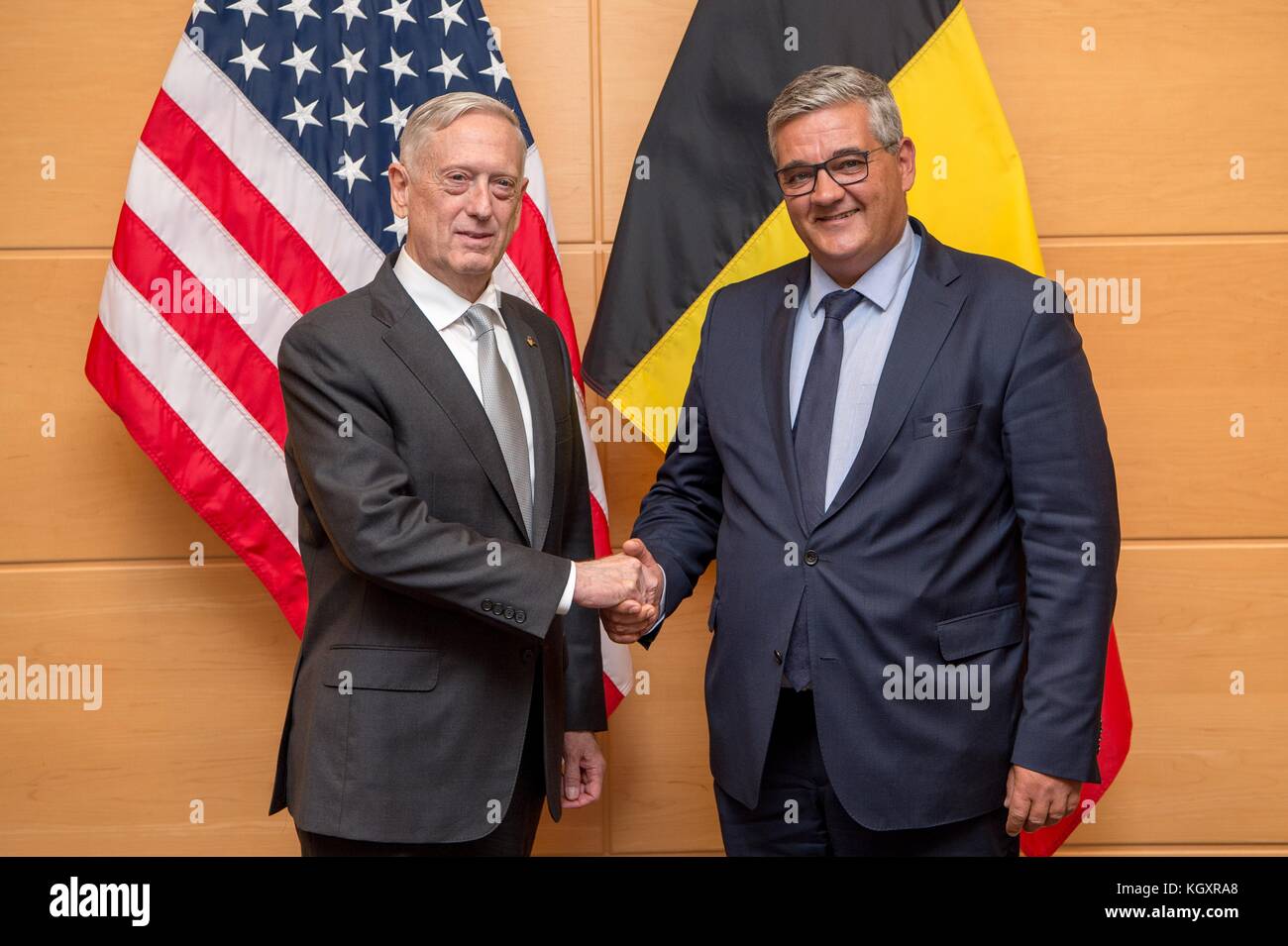 Le secrétaire à la défense américain James Mattis (à gauche) rencontre avec Steven Vandeput, ministre belge de la défense au quartier général de l'OTAN le 9 novembre 2017 à Bruxelles, Belgique. (Photo par jette carr par planetpix) Banque D'Images