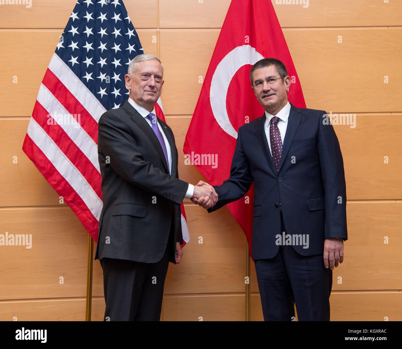 Le secrétaire à la défense américain James Mattis (à gauche) rencontre avec le ministre de la défense turc nurettin canikli au quartier général de l'OTAN le 8 novembre 2017 à Bruxelles, Belgique. (Photo par jette carr par planetpix) Banque D'Images