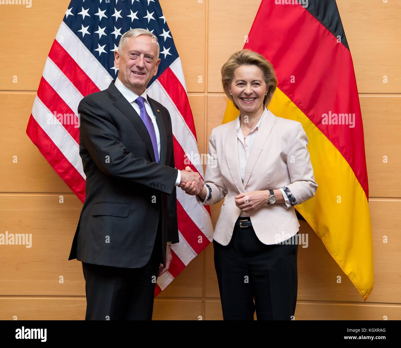 Le ministre américain de la Défense James Mattis (à gauche) rencontre la ministre allemande de la Défense Ursula von der Leyen au siège de l'OTAN le 8 novembre 2017 à Bruxelles, en Belgique. (Photo jette Carr via Planetpix) Banque D'Images