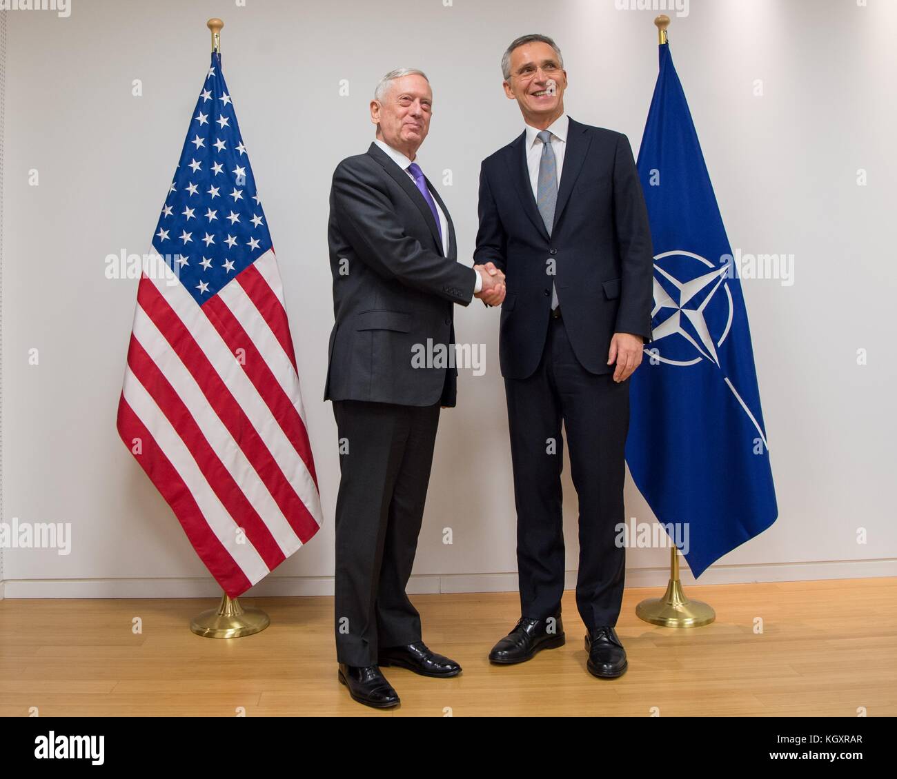 Le secrétaire à la défense américain James Mattis (à gauche) rencontre le secrétaire général de l'OTAN, Jens Stoltenberg au quartier général de l'OTAN le 8 novembre 2017 à Bruxelles, Belgique. (Photo par jette carr par planetpix) Banque D'Images