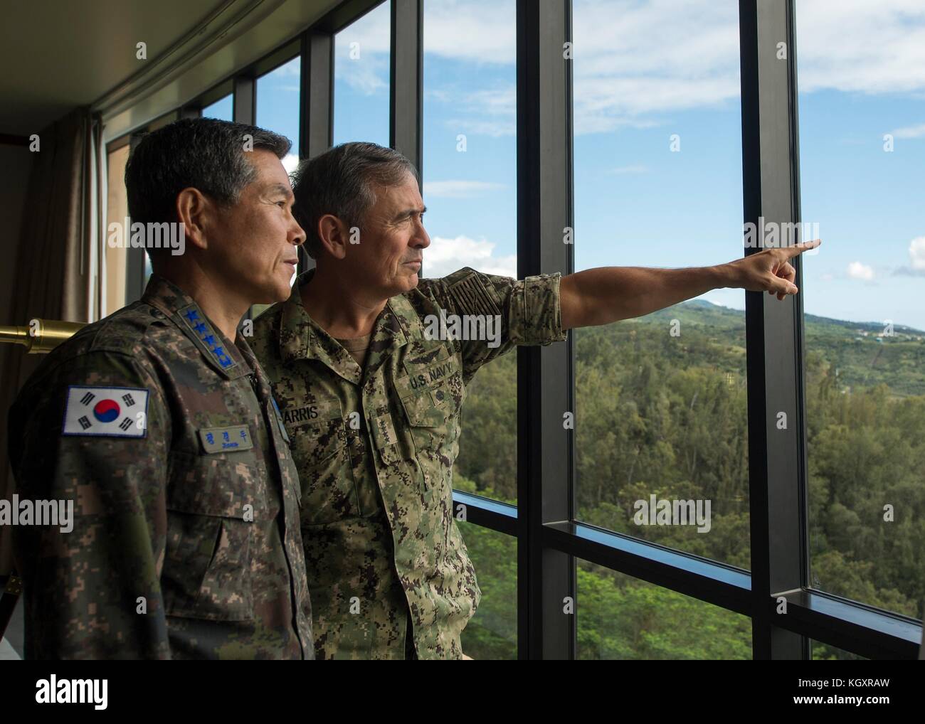 Américaines du pacifique (pacom) frégate Harry Harris (à gauche) rencontre avec des chefs d'état major interarmées président jeong kyeong-doo au camp h. m. smith siège pacom 30 octobre, 2017 à l'aiea, Hawaii. (Photo de Dominique a. planetpix pineiro via) Banque D'Images